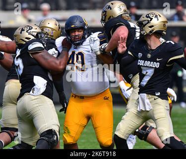 Boulder, Colorado, Stati Uniti. 15th Ott 2022. Il lineman difensivo della California Golden Bears Darius Long (49) non può raggiungere il quarto di strada nella partita di calcio tra Colorado e Cal al Folsom Field di Boulder, Colorado. Derek Regensburger/CSM/Alamy Live News Foto Stock