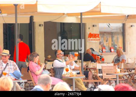 Uomo che beve Aperol a Venezia Foto Stock