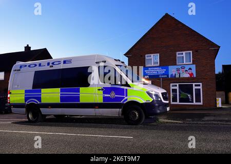 Un furgone della polizia dello Yorkshire occidentale parcheggiato fuori dalla stazione di polizia di Haigh Road a Rothwell, che è senza equipaggio e chiusa al pubblico Foto Stock