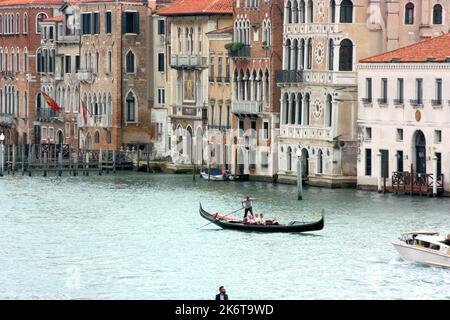 Gondola sul Canal Grande a Venezia Foto Stock