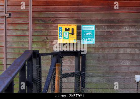 Un defibrillatore salvavita montato sul centro visitatori del St Aidan's Nature Park a Swillington, Leeds, West Yorkshire, Regno Unito Foto Stock
