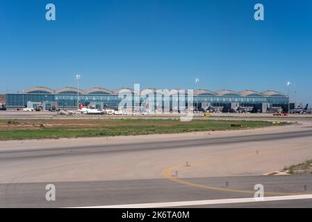 Terminal dell'aeroporto di Alicante Elche Miguel Hernández, Spagna, Europa. Nel 2021 l'aeroporto fu rinominato Aeropuerto de Alicante–Elche Miguel Hernández Foto Stock