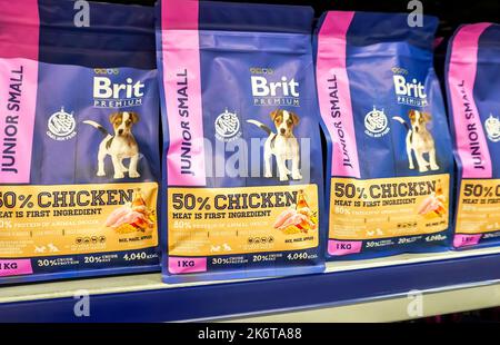 Samara, Russia - 5 maggio 2022: PET food Brit, vendita di alimenti per cani in mostra presso un superstore. Messa a fuoco selettiva Foto Stock