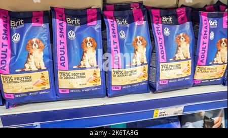 Samara, Russia - 5 maggio 2022: PET food Brit, vendita di alimenti per cani in mostra presso un superstore. Messa a fuoco selettiva Foto Stock