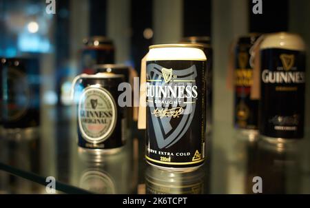 Dublino Irlanda - 08 31 2022: Vecchie bottiglie storiche di birra nel museo della Guinness Storehouse. Foto Stock