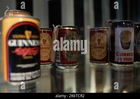 Dublino Irlanda - 08 31 2022: Vecchie bottiglie storiche di birra nel museo della Guinness Storehouse. Foto Stock