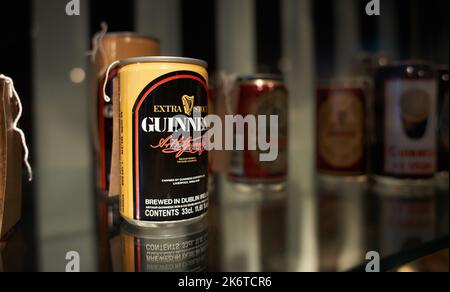 Dublino Irlanda - 08 31 2022: Vecchie bottiglie storiche di birra nel museo della Guinness Storehouse. Foto Stock