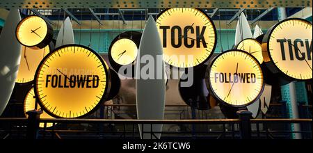 Orologi con iscrizioni 'tik, tok e seguito'.giallo e blu Foto Stock