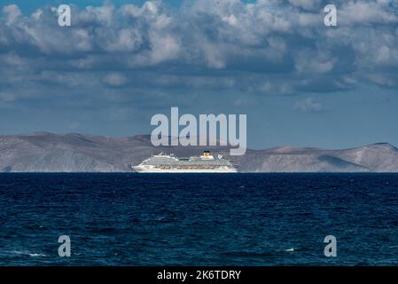 Dia Island, Creta, Grecia. 2022. Una nave da crociera che naviga nel mare di Creta al largo dell'isola di dia, casa di capre selvatiche cretesi in via di estinzione. Vista da Herak Foto Stock