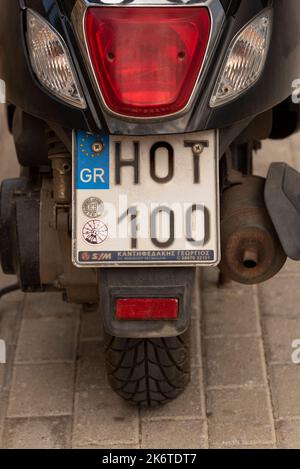 Malia, Creta, Grecia. 2022. Targa di immatricolazione su un vecchio scooter. Caldo 100. Foto Stock