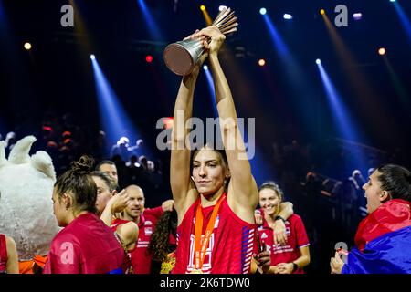 Apeldoorn, Paesi Bassi. 15th Ott 2022. APELDOORN, PAESI BASSI - 15 OTTOBRE: Tijana Boskovic di Serbia tiene la Coppa del mondo dopo la finale tra Brasile e Serbia il giorno 20 del Campionato Mondiale di Volley FIVB 2022 all'Omnisport Apeldoorn il 15 ottobre 2022 ad Apeldoorn, Paesi Bassi (Foto di René Nijhuis/Orange Pictures) Credit: Orange Pics BV/Alamy Live News Foto Stock