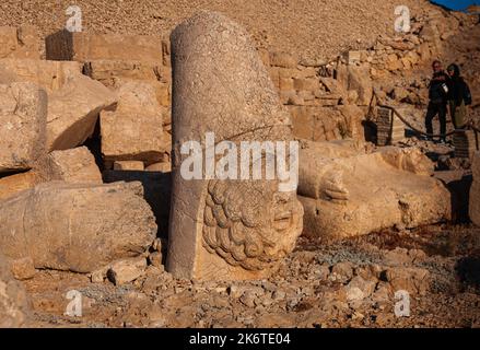 Statua di Herakles le enormi statue nel Parco Nazionale del Monte Nemrut. Incluso nella lista del patrimonio culturale mondiale dell'UNESCO. Foto Stock