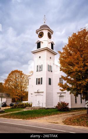 Weston, VT - USA - 7 ottobre 2022 Vista verticale autunnale della storica chiesa parrocchiale in legno nel pittoresco villaggio di Weston. Foto Stock