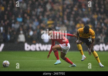 Wolverhampton, Regno Unito. 15th Ott 2022. Brennan Johnson #20 di Nottingham Forest compete per la palla con Toti Gomes #24 di Wolverhampton Wanderers durante la partita della Premier League Wolverhampton Wanderers vs Nottingham Forest a Molineux, Wolverhampton, Regno Unito, 15th ottobre 2022 (Foto di Mike Jones/News Images) a Wolverhampton, Regno Unito il 10/15/2022. (Foto di Mike Jones/News Images/Sipa USA) Credit: Sipa USA/Alamy Live News Foto Stock