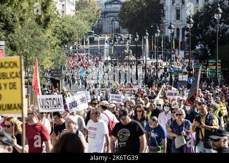 Madrid, Spagna. 15th Ott 2022. Migliaia di persone provenienti da città e città di tutto lo Stato hanno camminato per le strade di Madrid.circa 15.000 pensionati prendere per le strade per chiedere un aumento della pensione, rompere il divario di genere e salari dignitosi a Madrid, Spagna, il 15 ottobre 2022. (Foto di Jorge Contreras Soto/Sipa USA) Credit: Sipa USA/Alamy Live News Foto Stock