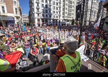 Madrid, Spagna. 15th Ott 2022. Luisa parla con i suoi compagni di classe del suo viaggio a piedi da Valencia a Madrid, che copre più di 300 km. Circa 15.000 pensionati scendono in strada per chiedere un aumento della pensione, rompere il divario di genere e salari decenti a Madrid, in Spagna, il 15 ottobre 2022. (Foto di Jorge Contreras Soto/Sipa USA) Credit: Sipa USA/Alamy Live News Foto Stock