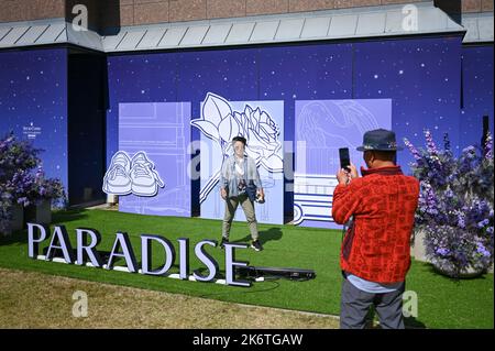 Busan, Corea del Sud. 15th Ott 2022. Un fan scatta foto vicino alla sede per un concerto del BTS al Busan Asiad Main Stadium di Busan, Corea del Sud, il 15 ottobre 2022. Foto di Thomas Maresca/UPI Credit: UPI/Alamy Live News Foto Stock