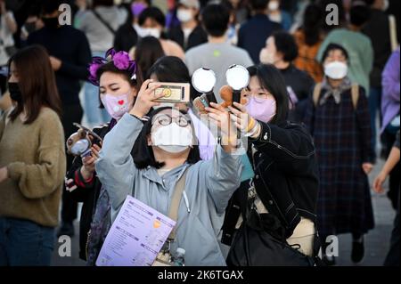 Busan, Corea del Sud. 15th Ott 2022. Un fan scatta foto vicino alla sede per un concerto del BTS al Busan Asiad Main Stadium di Busan, Corea del Sud, il 15 ottobre 2022. Foto di Thomas Maresca/UPI Credit: UPI/Alamy Live News Foto Stock