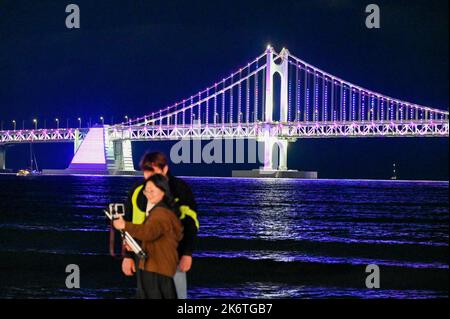 Busan, Corea del Sud. 14th Ott 2022. Un fan scatta foto vicino alla sede per un concerto del BTS al Busan Asiad Main Stadium di Busan, Corea del Sud, il 15 ottobre 2022. Foto di Thomas Maresca/UPI Credit: UPI/Alamy Live News Foto Stock