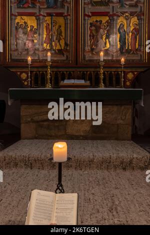 Inno libro aperto di fronte all'altare alare della Chiesa di San Jacobi a Goettingen Foto Stock