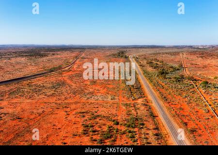 A32 Barrier Highway vicino alla linea ferroviaria per Broken Hill città nell'entroterra australiano. Foto Stock