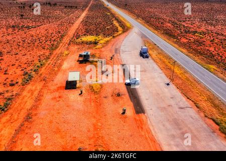L'area di riposo di Dolo Hill si ferma per i veicoli a motore sulla strada statale A32 Barrier nell'entroterra australiano. Foto Stock