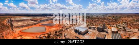 Fossa aperta della miniera di giunzione nella città mineraria di collina rotta dell'Outback australiano - capitale dell'Outback del suolo rosso. Foto Stock