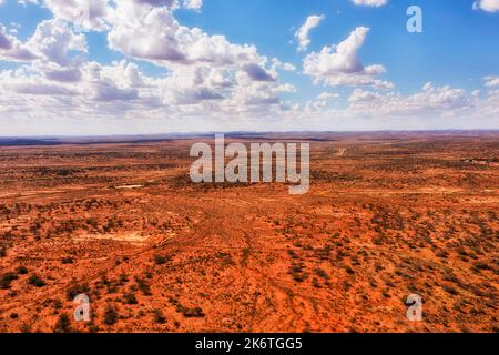 Vasto terreno arido deserito rosso Outback a Broken Hill a Silverton in Australia - paesaggio aereo. Foto Stock