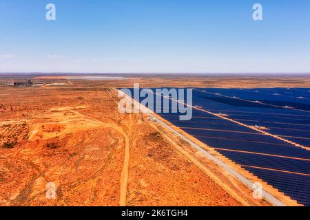 Generazione di energia elettrica rinnovabile presso la centrale solare vicino alla città di Broken Hill nell'entroterra australiano. Foto Stock