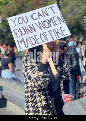 New York, NY, Stati Uniti. 15th Ott 2022. I newyorkesi si riuniscono al Washington Square Park a sostegno dei diritti umani fondamentali per il popolo iraniano. Questa manifestazione è legata alla morte di Masha Amini, una donna iraniana di 22 anni, morta sotto custodia della polizia dopo presunta violazione delle regole di hijab del paese. La sua morte ha scatenato proteste in Iran e in altri paesi. (Credit Image: © Ryan Rahman/Pacific Press via ZUMA Press Wire) Credit: ZUMA Press, Inc./Alamy Live News Foto Stock