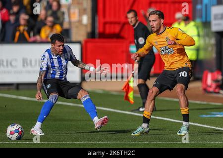Cambridge, Regno Unito. 15th Ott 2022. Sam Smith #10 di Cambridge United passa la palla durante la partita della Sky Bet League 1 Cambridge United vs Sheffield Mercoledì all'Abbey Stadium di Cambridge, Regno Unito, 15th ottobre 2022 (Photo by Gareth Evans/News Images) a Cambridge, Regno Unito il 10/15/2022. (Foto di Gareth Evans/News Images/Sipa USA) Credit: Sipa USA/Alamy Live News Foto Stock