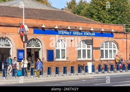 Stazione della metropolitana Stepney Green, Mile End Road, Bethnal Green, London Borough of Tower Hamlets, Greater London, Inghilterra, Regno Unito Foto Stock