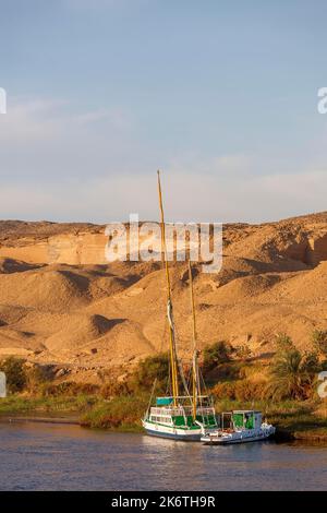 Felucca ancoraggio sulle rive del Nilo, Nilo, alba, Egitto Foto Stock