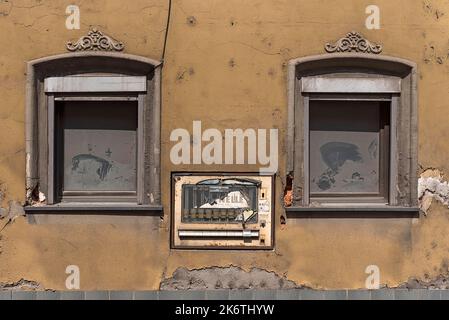 Vecchia macchina per sigarette nel muro di una vecchia casa, Eltmann, bassa Franconia, Baviera, Germania Foto Stock