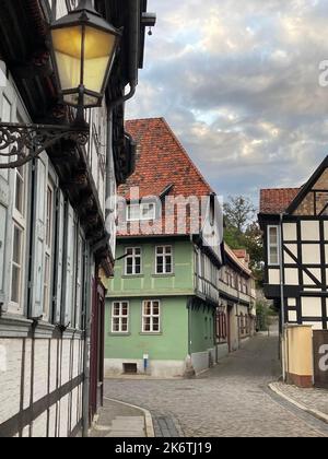 Vicolo vuoto con luccicanti case a graticcio di vicoli nel centro storico di Quedlinburg, patrimonio dell'umanità dell'UNESCO, al crepuscolo, Quedlinburg, Harz Foto Stock