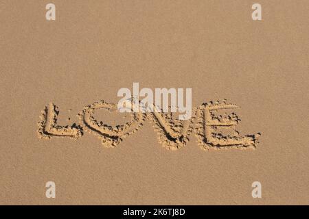 La parola Amore scritto nella sabbia su una spiaggia, Norfolk, Inghilterra, Regno Unito Foto Stock