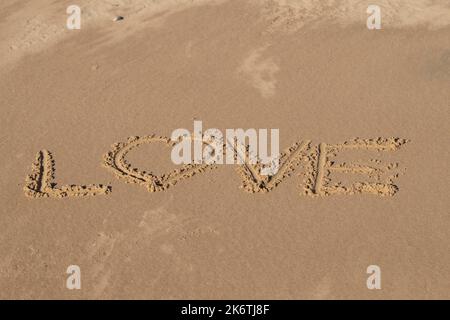 La parola Amore scritto nella sabbia su una spiaggia, Norfolk, Inghilterra, Regno Unito Foto Stock
