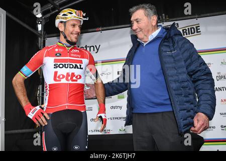 Valkenburg, Paesi Bassi. 15th Ott 2022. Il belga Philippe Gilbert di Lotto Soudal e l'ex ciclista belga Eddy Merckx, nella foto dell'evento ciclistico di un giorno chiamato Phils Last ride, un evento in cui il ciclista belga Philippe Gilbert cavalcerà la sua ultima gara ciclistica, a Valkenburg, nei Paesi Bassi, sabato 15 ottobre 2022. Il criterium durerà un'ora e si terrà con partenza e arrivo sul Cauberg. FOTO DI BELGA DAVID STOCKMAN Credit: Agenzia Notizie di Belga/Alamy Live News Foto Stock