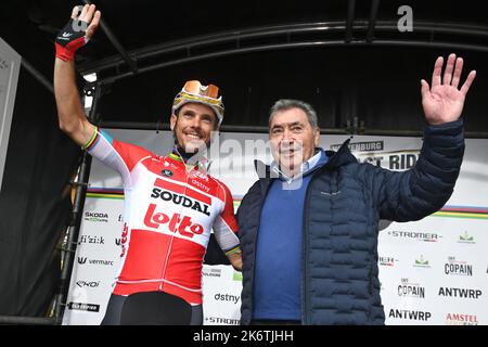 Valkenburg, Paesi Bassi. 15th Ott 2022. Il belga Philippe Gilbert di Lotto Soudal e l'ex ciclista belga Eddy Merckx, nella foto dell'evento ciclistico di un giorno chiamato Phils Last ride, un evento in cui il ciclista belga Philippe Gilbert cavalcerà la sua ultima gara ciclistica, a Valkenburg, nei Paesi Bassi, sabato 15 ottobre 2022. Il criterium durerà un'ora e si terrà con partenza e arrivo sul Cauberg. FOTO DI BELGA DAVID STOCKMAN Credit: Agenzia Notizie di Belga/Alamy Live News Foto Stock