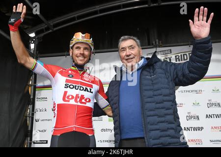 Valkenburg, Paesi Bassi. 15th Ott 2022. Il belga Philippe Gilbert di Lotto Soudal e l'ex ciclista belga Eddy Merckx, nella foto dell'evento ciclistico di un giorno chiamato Phils Last ride, un evento in cui il ciclista belga Philippe Gilbert cavalcerà la sua ultima gara ciclistica, a Valkenburg, nei Paesi Bassi, sabato 15 ottobre 2022. Il criterium durerà un'ora e si terrà con partenza e arrivo sul Cauberg. FOTO DI BELGA DAVID STOCKMAN Credit: Agenzia Notizie di Belga/Alamy Live News Foto Stock