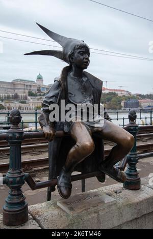 Piccola principessa - Kiskirálylány - statua seduta sulle ringhiere del Danubio a Budapest, Ungheria Foto Stock