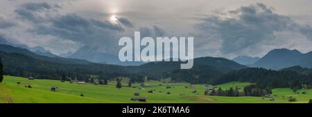 Prati di Mogul tra Mittenwald e Kruen, Werdenfelser Land, Zugspitze dietro, 2962m, Wetterstein Montagne, Alta Baviera, Baviera, Germania Foto Stock