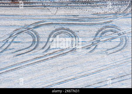 Vista aerea dei cingoli del trattore su un campo innevato, inverno, curva, curva, agricoltura, Bassa Sassonia, Germania Foto Stock