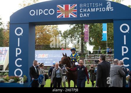 Ascot, Berkshire, Regno Unito. 15th ottobre 2022. Horse Trueshan guidato dal jockey Hollie Doyle vince la QIPCO British Champions Long Distance Cup (Classe 1) (Gruppo 2) (British Champions Series) al QIPCO British Champions Day all'ippodromo di Ascot battendo il cavallo Coltrane guidato dal jockey David Probert. Partnership con il proprietario Singula. Allenatore Alan King, Barbury Castle. Allevatore Didier Blot2, Sponsor Goodwin Racing Ltd. Credit: Maureen McLean/Alamy Live News Foto Stock