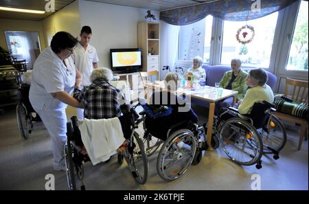 L'assistenza esemplare nelle case degli anziani, come qui nel centro degli anziani dell'Arbeiterwohlfahrt (AWO), non si trova ovunque. Il Foto Stock