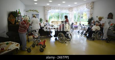 L'assistenza esemplare nelle case degli anziani, come qui nel centro degli anziani dell'Arbeiterwohlfahrt (AWO), non si trova ovunque. Il Foto Stock