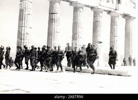 1942 ca. Atene , GRECIA : le truppe fasciste militari italiane invadono la Grecia. In questa foto alcuni dei plotoni italiani ( Alpini e Bersaglieri ) che visitano i celebri monumenti del Tempio dell'Acropoli . Fotografo sconosciuto - ALPINO -- SECONDA GUERRA Mondiale - Guerra Mondiale 2nd - seconda Guerra Mondiale - FRONTE greco - ATENE - GRECIA - ACROPOLI - miliari soldati italiani - COLONIALISMO - COLONIALISMO - FASCISTA - FASCISMO - FASCISMO - TURISMO - archeologia - archeologia - tempio - tempio - templio - STORIA - FOTO STORICHE --- ARCHIVIO GBB Foto Stock
