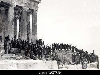 1942 ca. Atene , GRECIA : le truppe fasciste militari italiane invadono la Grecia. In questa foto alcuni dei plotoni italiani ( Alpini e Bersaglieri ) che visitano i celebri monumenti del Tempio dell'Acropoli . Fotografo sconosciuto - ALPINO -- SECONDA GUERRA Mondiale - Guerra Mondiale 2nd - seconda Guerra Mondiale - FRONTE greco - ATENE - GRECIA - ACROPOLI - miliari soldati italiani - COLONIALISMO - COLONIALISMO - FASCISTA - FASCISMO - FASCISMO - TURISMO - archeologia - archeologia - tempio - tempio - templio - STORIA - FOTO STORICHE --- ARCHIVIO GBB Foto Stock