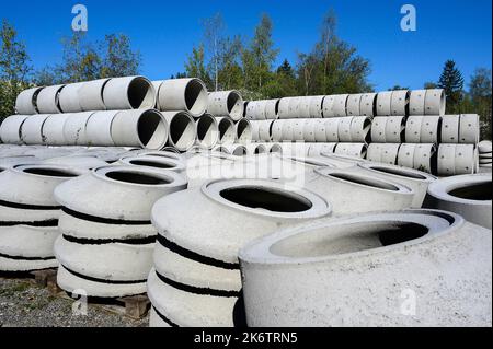 Tubi per calcestruzzo, parti prefabbricate in calcestruzzo, Kempten, Allgaeu, Baviera, Germania Foto Stock