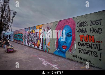 Germania, Berlino, 07. 032021, domenica pomeriggio a Mauerpark, Graffitimauer, artista Graffiti EME Freethinker, ragazze solo voglia di avere, Divertimento. . dannazione Foto Stock